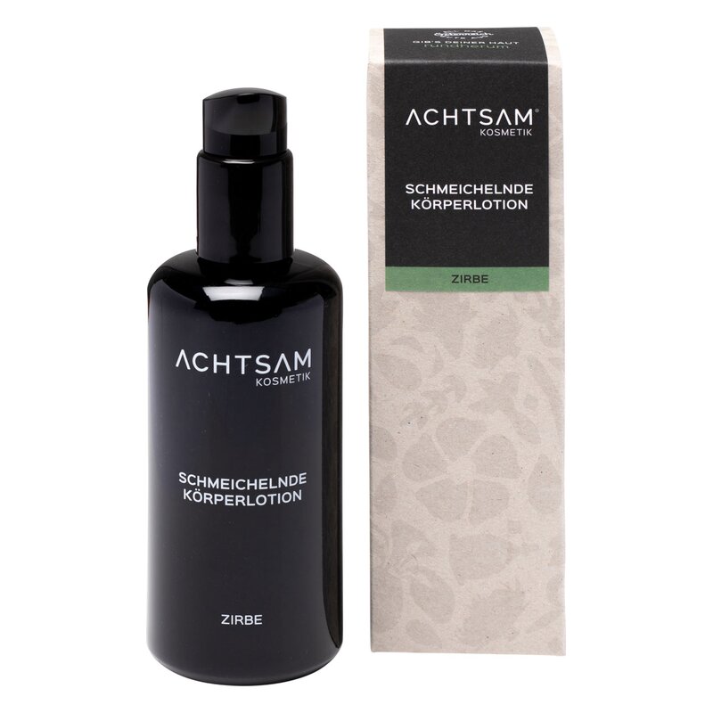 Schwarze Flasche mit Pumpverschluss und beige Verpackung, beschriftet mit "Schmeichelnde Körperlotion Zirbe".