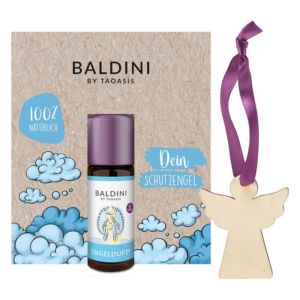 Ein Fläschchen mit Engelduft von Baldini, umgeben von Wolkenillustrationen und einem Holzanhänger in Engel-Form.