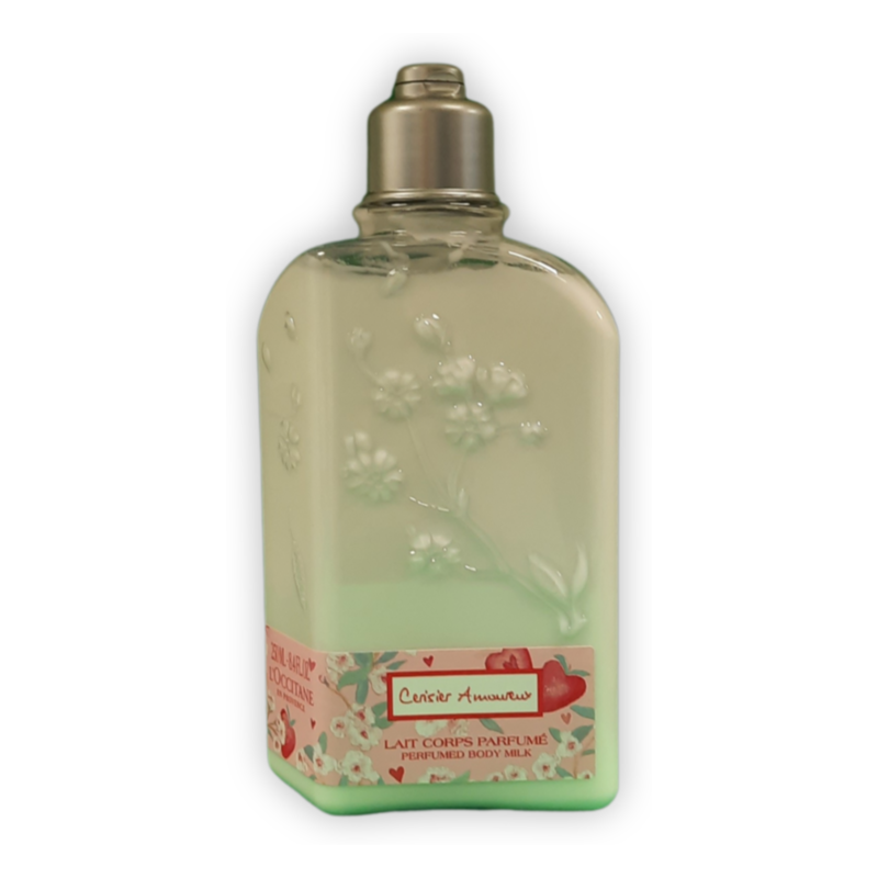 Flasche mit parfümiertem Körpermilch in sanftem Grün und floralem Relief, verziert mit einem bunten Etikett.