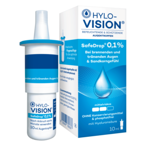 Augentropfen in einer weißen Flasche mit blauer Kappe und praktischem Fingeraufsatz, daneben eine informative Verpackung.