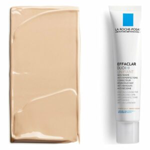 Eine Tube La Roche-Posay Effaclar Duo(+), neben einem Farbton von Foundation, in einer sanften Beigefarbe.