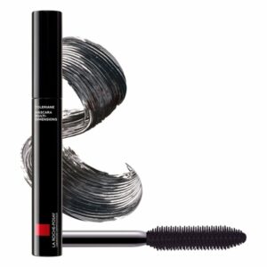 Schwarze Mascara von La Roche-Posay mit einem gebogenen Pinsel und Mascara-Strich im Hintergund.