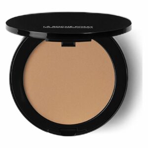 Runder, schwarzer Makeup-Puder mit einem cremigen, beige-farbenen Puder in der Verpackung.