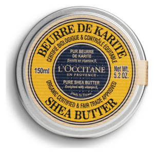 Runde, metallische Dose mit gelbem Etikett für L'Occitane Sheabutter, 150 ml, mit Hinweisen zu Bio und fairen Handel.