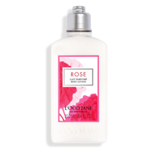 Flasche mit weißer Körperlotion, rosa Etikett mit der Aufschrift 'ROSE Lait Parfumé Body Lotion' von L'Occitane.