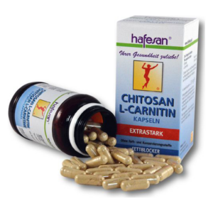 Öffne Flasche mit Chitosan L-Carnitin Kapseln, einige Kapseln liegen daneben, Verpackung in hellblau und orange.