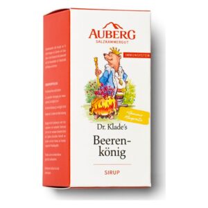Verpackung von Dr. Klade's Beerenkönig Sirup mit einem bärigen König, der über einen Kessel mit Beeren wacht.