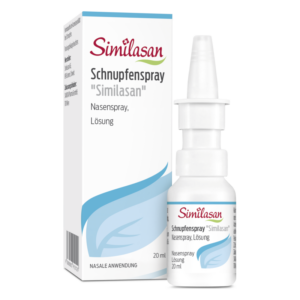 Schnupfenspray 'Similasan' in einer weißen Flasche mit Sprühkopf und einem verpackten Karton im Hintergrund.