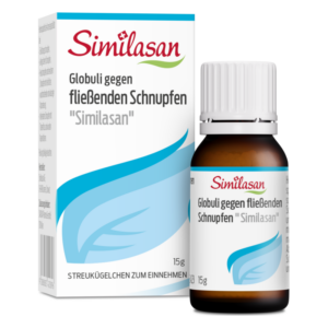 Braune Flasche mit Globuli gegen fließenden Schnupfen, umgeben von einer weißen Verpackung mit blauen Akzenten.