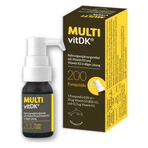 Flasche mit Nahrungsergänzungsmittel MULTI vitDK® aus braunem Glas, mit Pumpe und gelbem Etikett, zeigt Inhaltsstoffe und Anwendungshinweise.