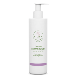 Weiße Flasche mit Pumpverschluss, gefüllt mit Hyaluron Körperlotion, konzipiert für feuchtigkeitsspendende Hautpflege.