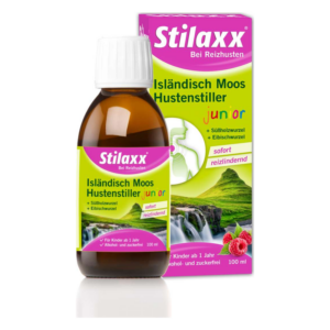 Flasche mit Stilaxx, einem Hustenmittel für Kinder, mit grünem Etikett und rosa Verpackung im Hintergrund.