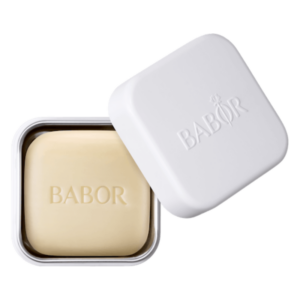 Seifenstück in einer quadratischen, weißen Verpackung mit dem Logo von BABOR sichtbar.