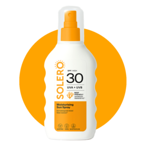 Sonnencreme-Spray in weißer Flasche mit orangefarbener Kappe und etikettierter Schutzfaktor 30 vor orangefarbenem Hintergrund.