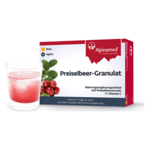 Verpackung von Preiselbeer-Granulat neben einem Glas mit rotem Getränk, enthält Vitamin C zur Immununterstützung.