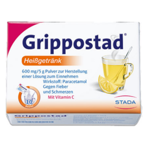 Packung Grippostad Heiβgetränk mit einem Glas Heißgetränk, Zitrone und Informationsdetails zu Inhalt und Anwendung.
