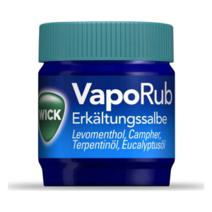 Blaue Verpackung mit grünem Deckel von Wick VapoRub Erkältungsbalsam, enthält Levomenthol und Eukalyptusöl.