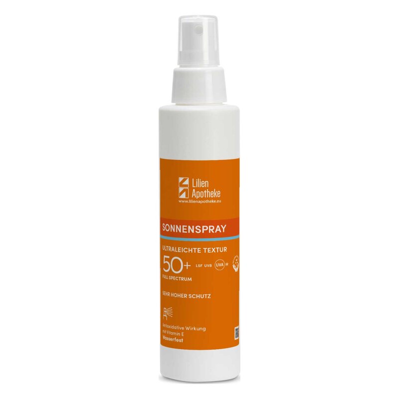 Sonnenspray in einer weißen Sprühflasche mit orangefarbenem Etikett und Angaben zu Lichtschutzfaktor 50+ und wasserfester Formel.