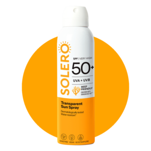 Sonnen spray mit hohem Lichtschutzfaktor 50+, wasserfest und umweltfreundlich, vor orangefarbenem Hintergrund.