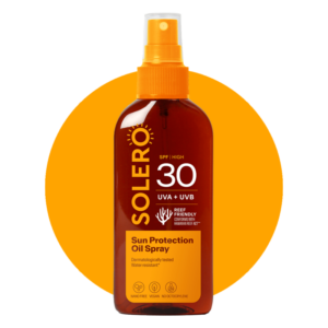 Braune Sprühflasche mit Sonnenöl, SPF 30, Wasserfest, umgeben von orangefarbenem Hintergrund.