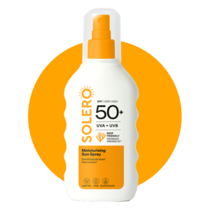 Sonnencreme-Spray mit hoher Schutzwirkung, verpackt in flacher, weißer Flasche mit orangefarbenem Sprühkopf und Hintergrund.