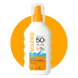 Sonnencreme für Kinder im Sprayformat mit sehr hohem Lichtschutzfaktor 50+, wasserfest und ohne Duftstoffe.