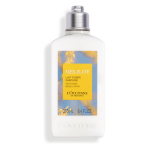 Weißer Pumpflasche für duftende Körperlotion mit gelbem Etikett und blauen Hintergrund von L'Occitane.