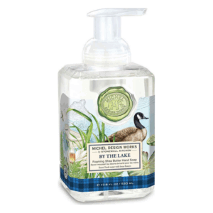 Pumpflasche mit schaumiger Sheabutter-Seife, dekoriert mit Naturmotiven und einem Seevogel, in klarer Verpackung.