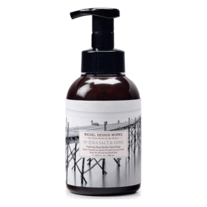 Braune Flasche mit Pumpspender, enthält schäumende Handseife mit Duft von Meersalz und Sand.