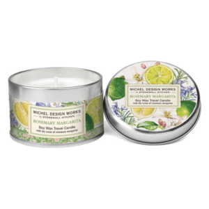 Reise-Kerze aus Sojawachs im runden Metallbehälter mit Deckel, Duft Rosemary Margarita und floralem Design.