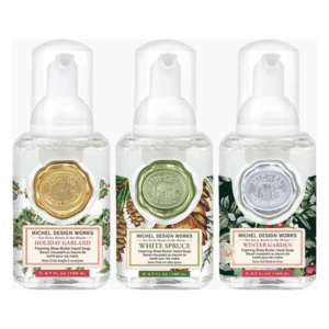 Drei Flaschen schäumende Handseife von Michel Design Works mit verschiedenen Düften: Holiday Garland, White Spruce und Winter Garden.