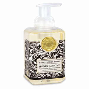 Pumpspender mit schäumender Sheabutter-Handseife in der Sorte Honig-Mandel, verziert mit floralen Mustern.