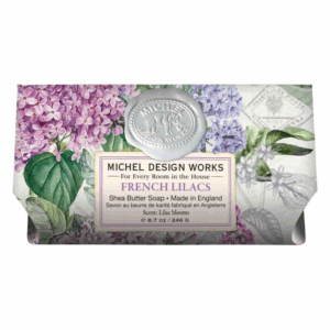 Seifenverpackung mit lilafarbener Blumenillustration, geprägt mit einem silbernen Logo und dem Duft 'French Lilacs'.