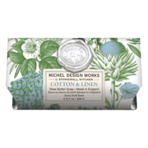 Seifenverpackung mit floralem Design und Prägung, Duft: frische Leinen, mit Produktinformationen.