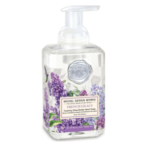 Schäumende Handseife mit Duft von Flieder in einer transparenten Pumpflasche mit floralen Illustrationen.