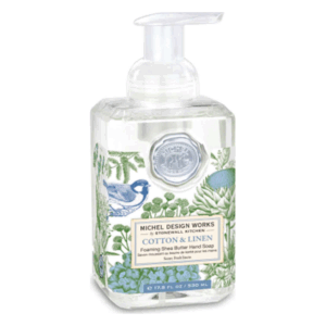 Eine transparente Seifenspenderflasche mit einer Abbildung von Vögeln und Pflanzen in Blau und Grün. Duft: Baumwolle und Leinen.