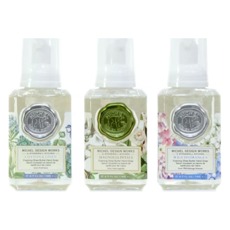 Drei Flaschen mit schäumender Seife von Michel Design Works in verschiedenen Duftrichtungen: Cotton Linen, Magnolia Petals und Wild Hydrangea.