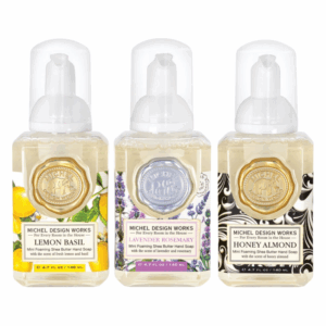 Drei Flaschen mini Schaumseife mit verschiedenen Düften: Zitrone-Basilikum, Lavendel-Rosmarin, Honig-Mandel in transparenten Pumpflaschen.