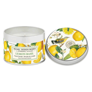 Reisekerze im Blechbehälter mit Zitronen- und Basilikumduft, mit buntem, fruchtigem Design auf der Verpackung.