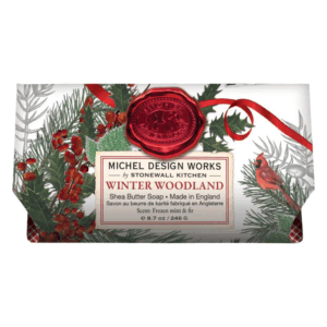 Verpackung eines Shea Butter Seife mit winterlichem Design, rot-grünen Motiven und einem Wachsiegel, Duft von gefrorener Minze und Tanne.