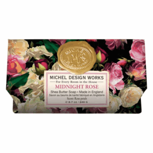 Seife mit Shea-Butter im Verpackungsdesign mit Rosenmotiven und goldenem Emblem.