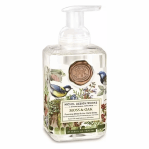 Flüssige Handseife in einem transparenten Pumpbehälter mit botanischen Zeichnungen und der Aufschrift 'Moss & Oak'.
