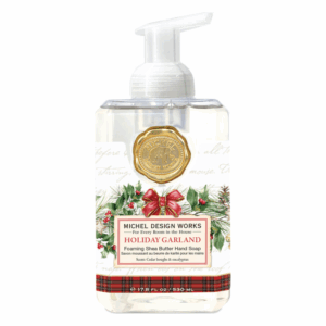 Schäumende Shea Butter Handseife in transparentem Dispenser mit Weihnachtsgrafik und Duftnote von Zedern und Eukalyptus.