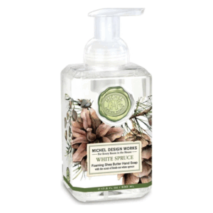 Pumpflasche mit schäumender Shea-Butter-Seife in transparenter Verpackung, mit Pflanzenmotiv und Etikett "White Spruce".