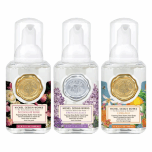 Drei Flaschen schäumende Handseife mit verschiedenen Duftnoten: Midnight Rose, French Lilacs und L'Orange. Jede Flasche hat einen Pumpspender.