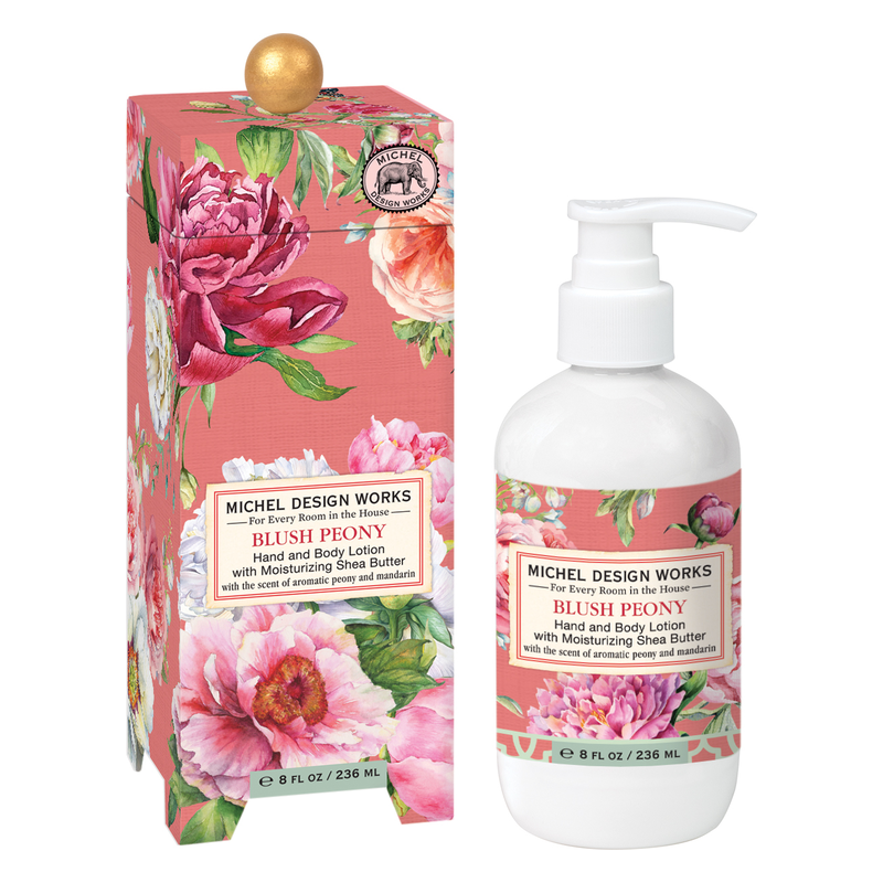 Die Verpackung und Flasche einer Hand- und Körperlotion in blühendem Peonien-Design mit Pumpspender.