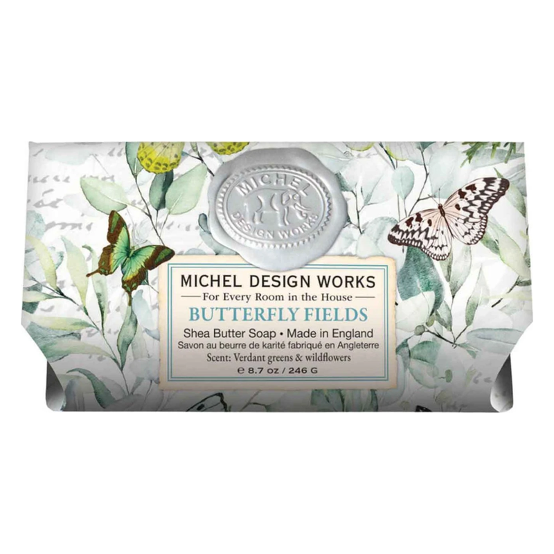 Seife mit Sheabutter in dekorativer Verpackung, verziert mit Schmetterlingen und grünen Blättern, Duft von Wildblumen.
