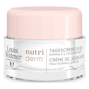 Helle Tagescreme in einem transparenten Glasbehälter mit rosafarbenem Deckel, beschriftet mit "Louis Widmer nutri derm".