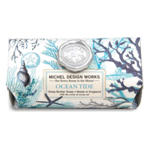 Verpackung eines Shea Butter Seifes mit maritimem Design und dem Schriftzug "Ocean Tide".