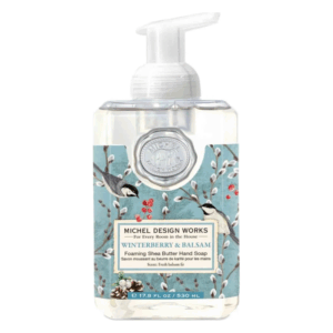Seifenspender mit schaumiger Sheabutter-Seife in der Duftrichtung Winterbeere und Balsam, dekoratives Design mit Vögeln und Pflanzen.